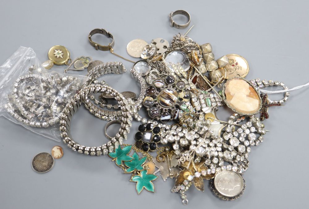 A group of assorted costume jewellery.